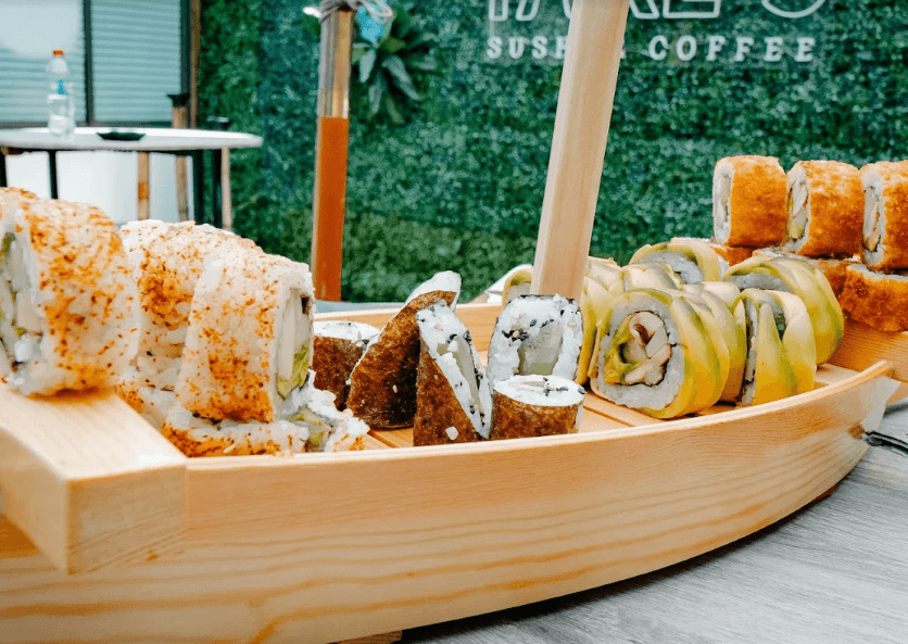 Bote de madera con variedad de rolls de sushi