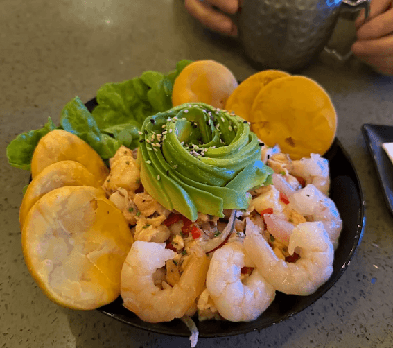 Ceviche de camarón acompañado de limones