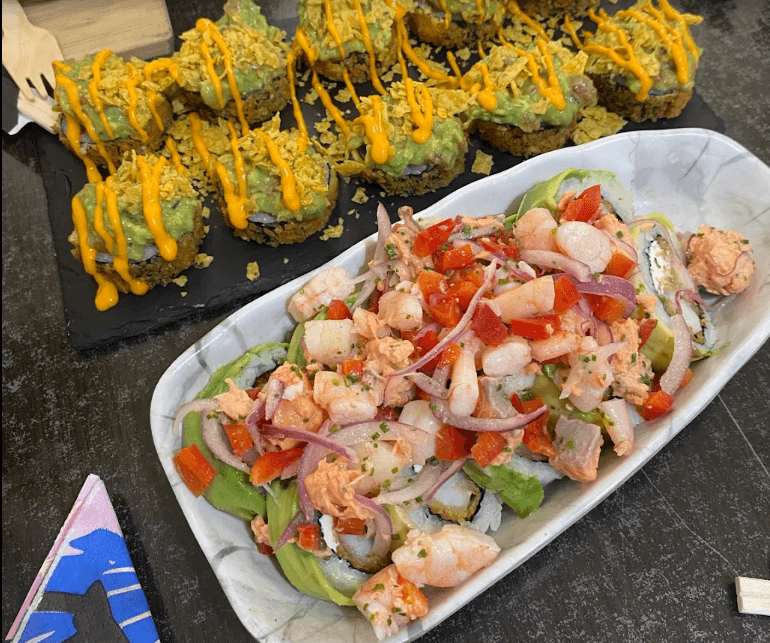 Rolls con guacamole y tiradito de camarón