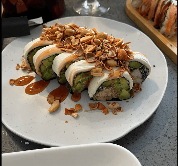 Roll de palta, queso crema y maní tostado