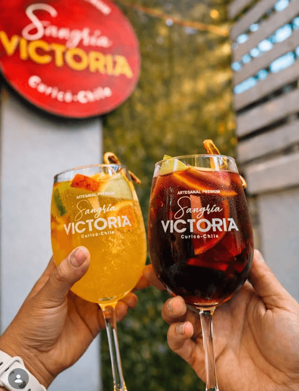 Dos copas de sangría Victoria brindando